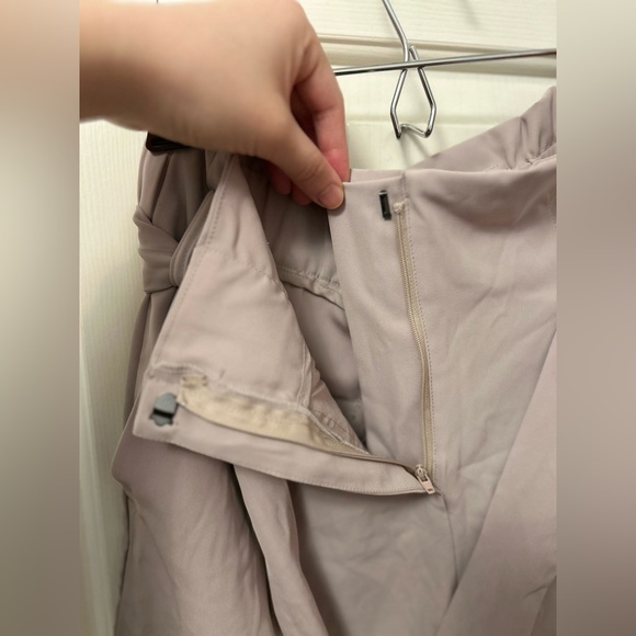 DYNAMITE Beige Paper-bag Shorts, size S - Picture 3 of 5